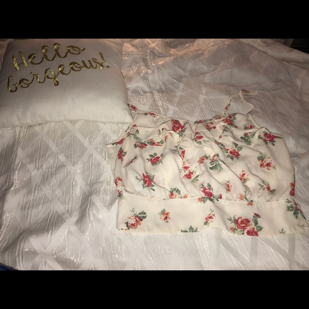 ❤️hey girls I’m selling a summer/spring shirt🌸